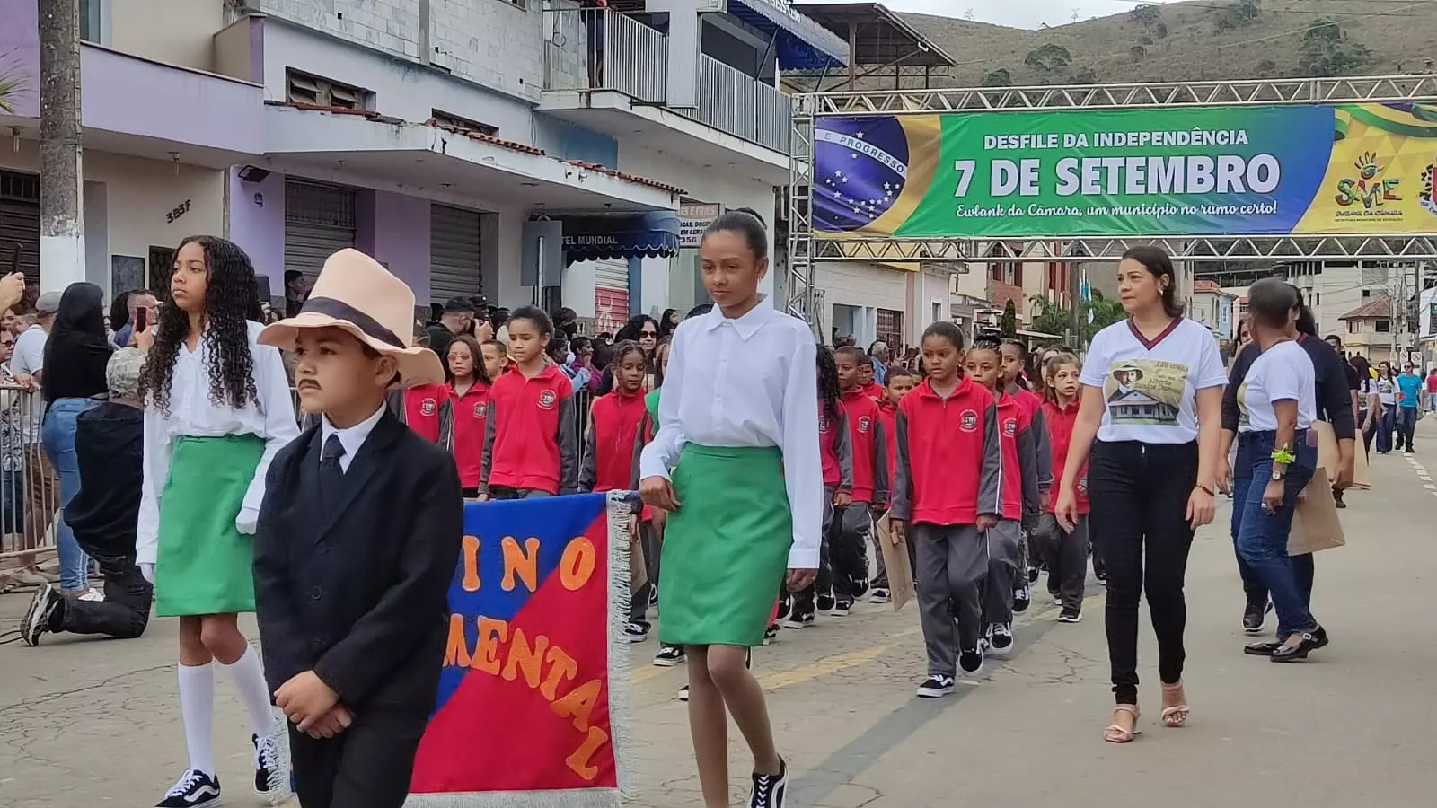 Escolas de Ewbank da Câmara homenageiam Santos Dumont no desfile de 7 de setembro